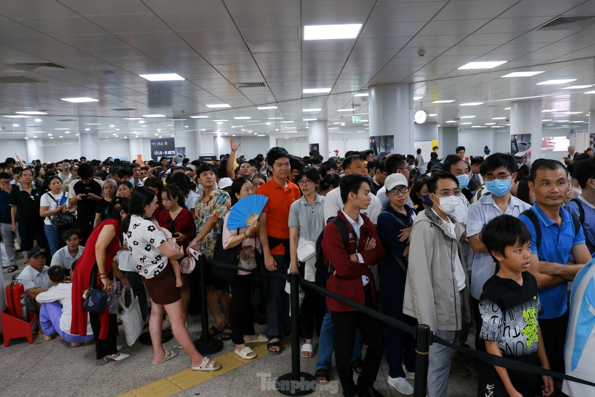 'Biển người' chen chân chờ trải nghiệm metro TPHCM ngày cuối tuần ảnh 5