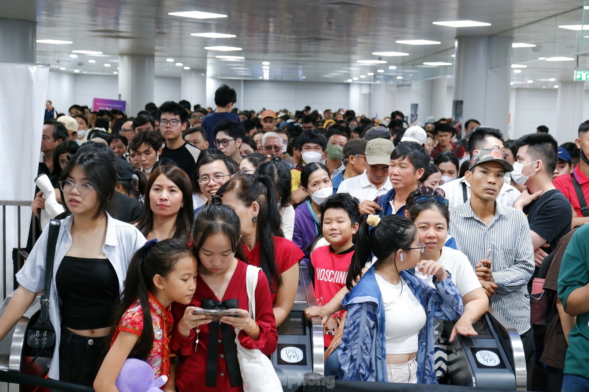 'Biển người' chen chân chờ trải nghiệm metro TPHCM ngày cuối tuần ảnh 6