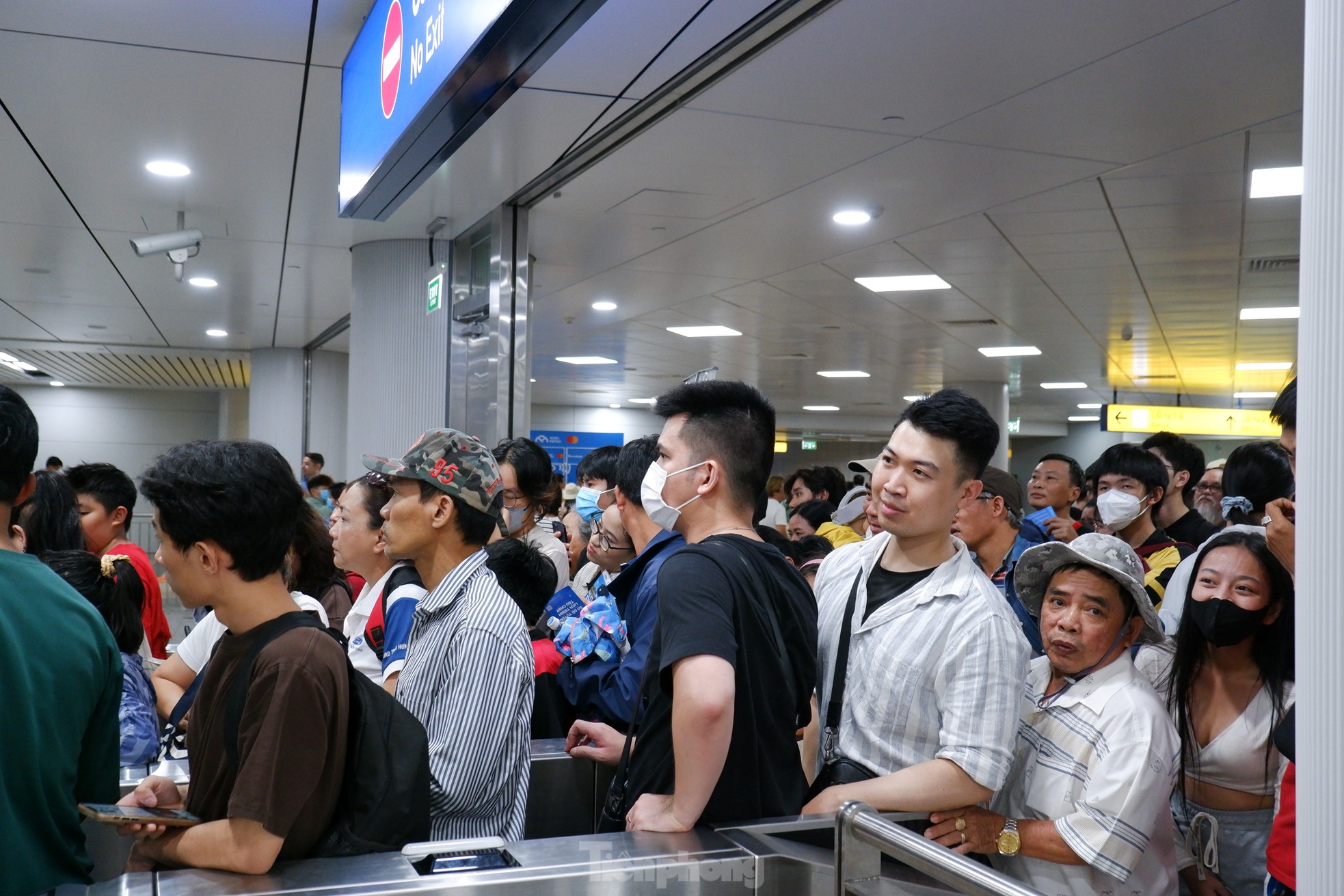 'Biển người' chen chân chờ trải nghiệm metro TPHCM ngày cuối tuần ảnh 7