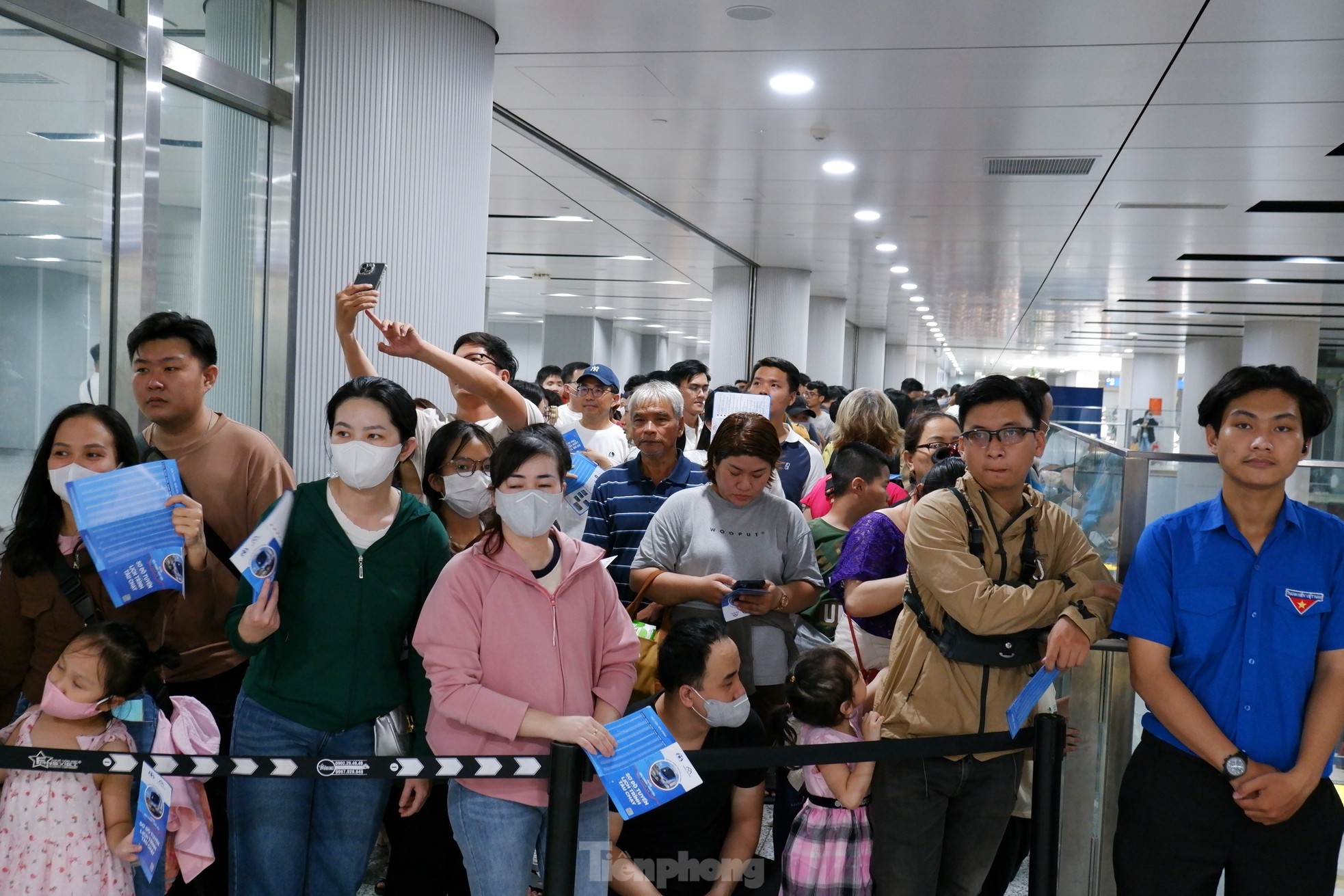 'Biển người' chen chân chờ trải nghiệm metro TPHCM ngày cuối tuần ảnh 9