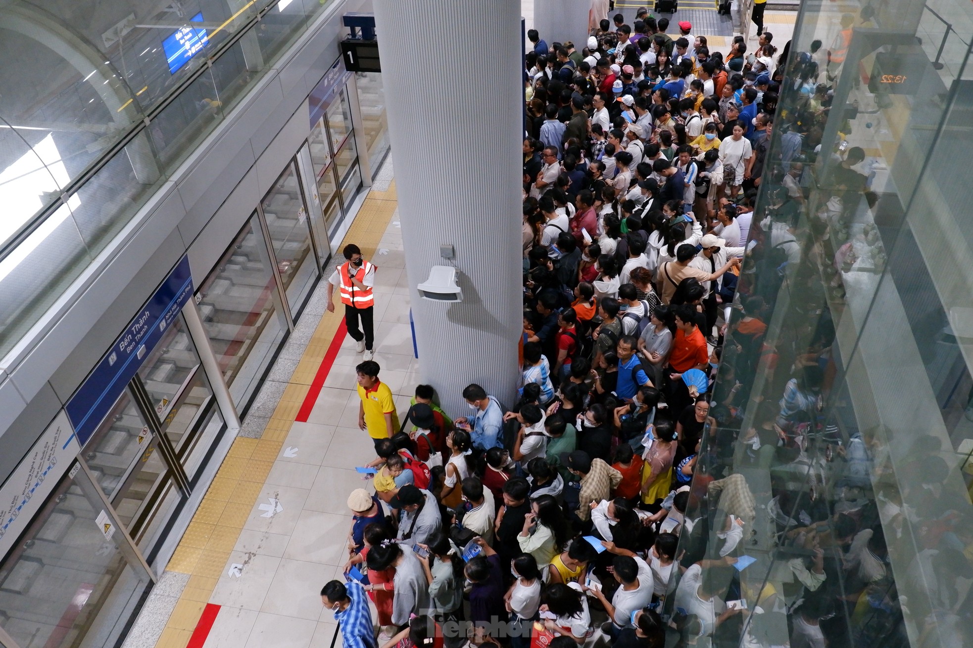 'Biển người' chen chân chờ trải nghiệm metro TPHCM ngày cuối tuần ảnh 12