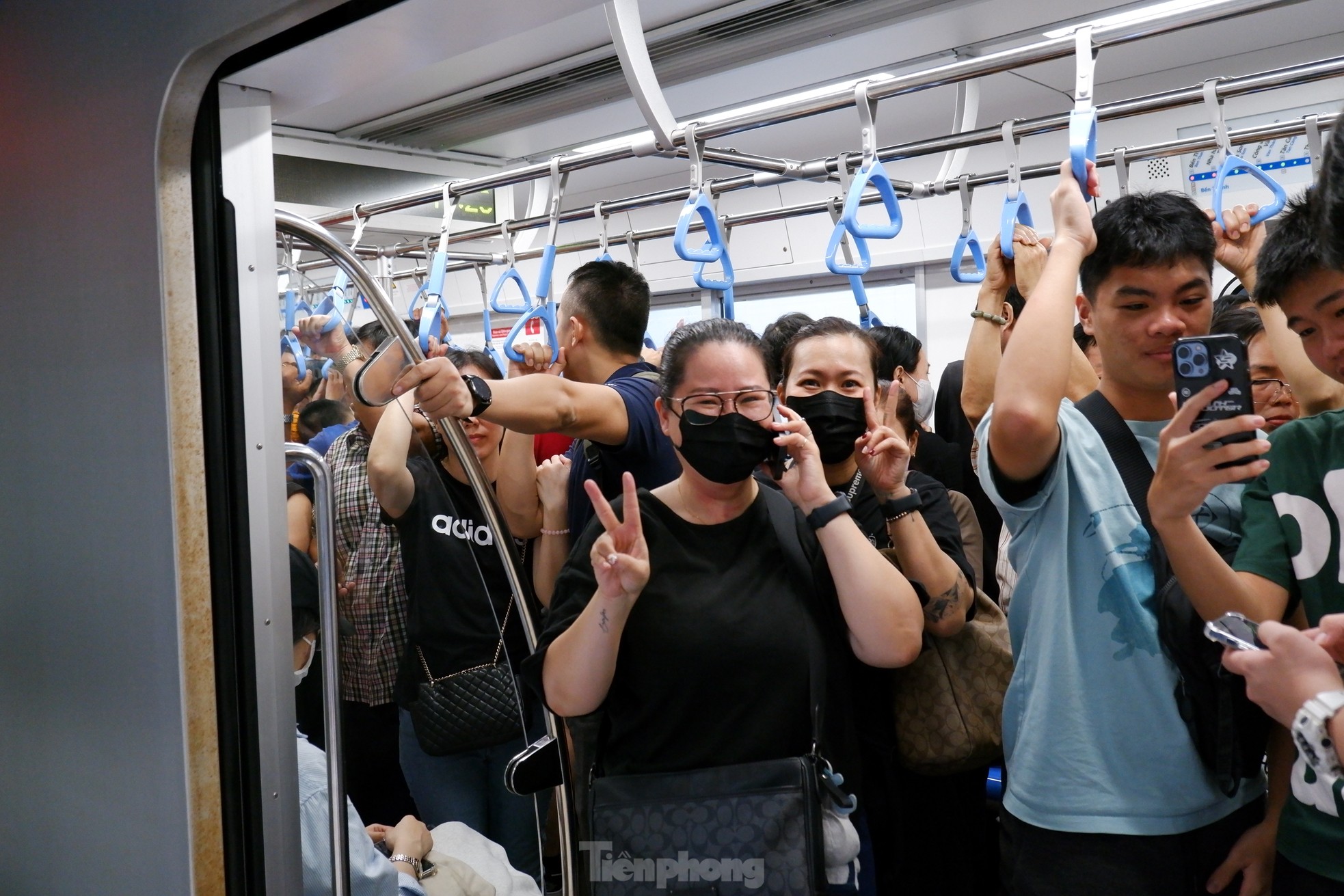 'Biển người' chen chân chờ trải nghiệm metro TPHCM ngày cuối tuần ảnh 15