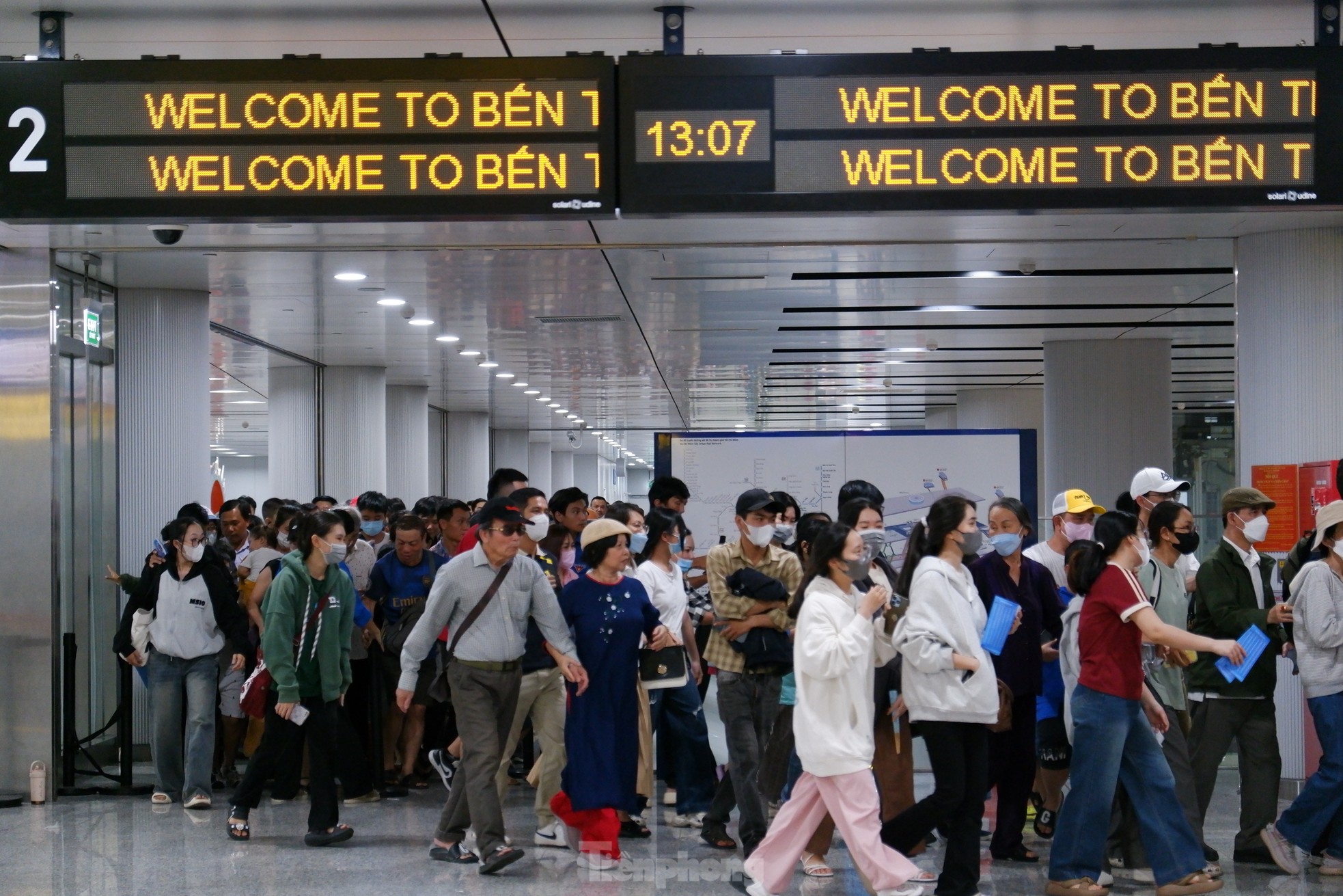 'Biển người' chen chân chờ trải nghiệm metro TPHCM ngày cuối tuần ảnh 17