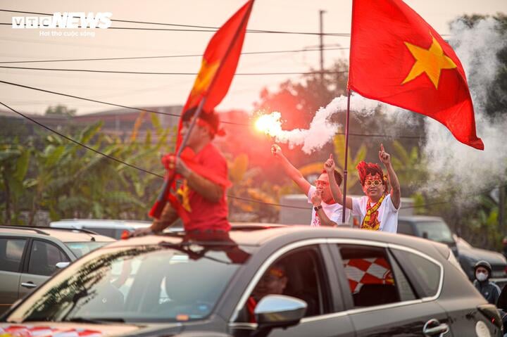 Có rất nhiều cổ động viên từ địa phương khác trên khắp cả nước lặn lội về Việt Trì (Phú Thọ) để tiếp lửa cho đội nhà.