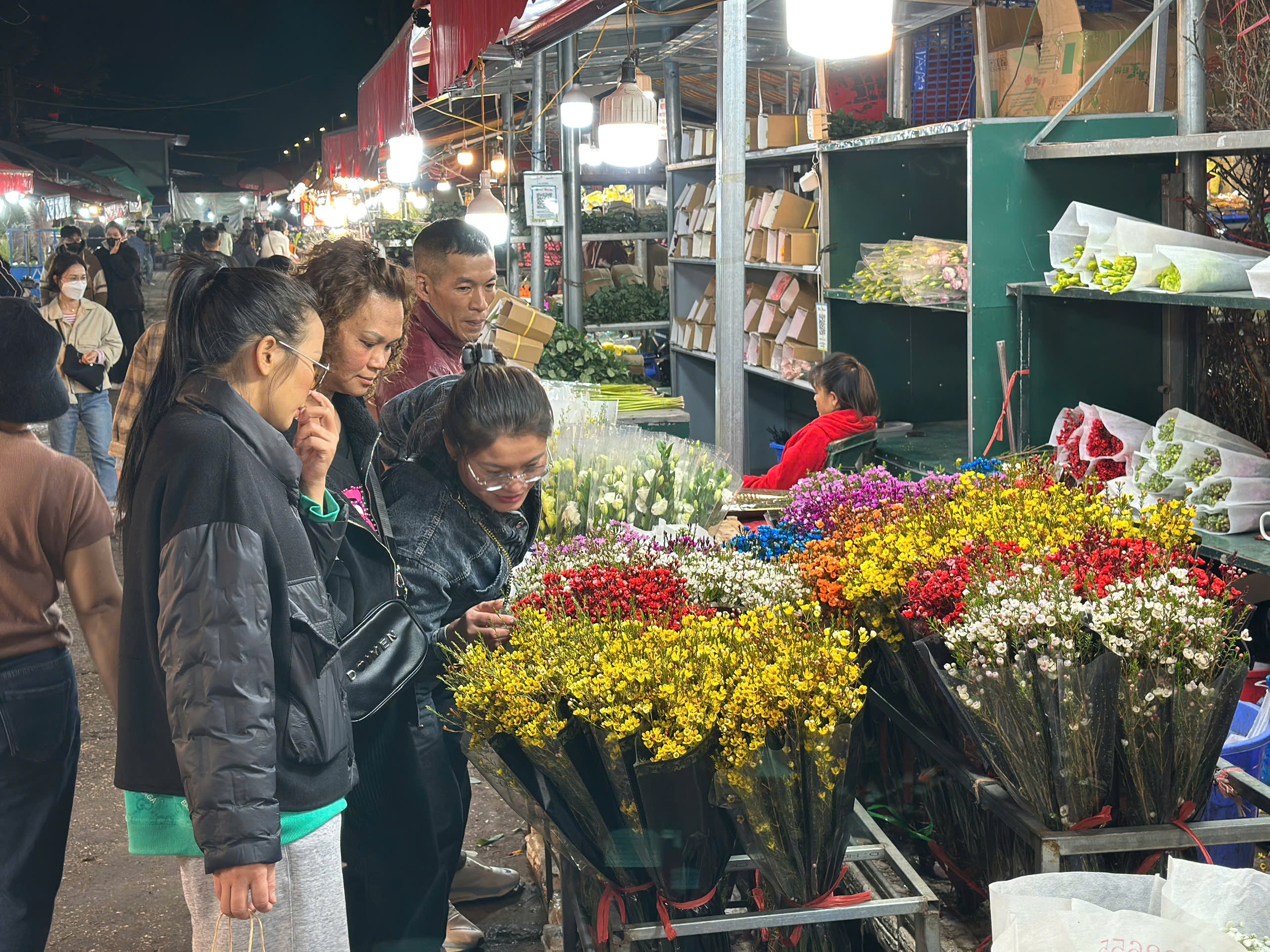 Thị trường hoa cuối năm ở chợ Hoa Tây Hồ: Người mua háo hức, người bán tất bật - Ảnh 6.