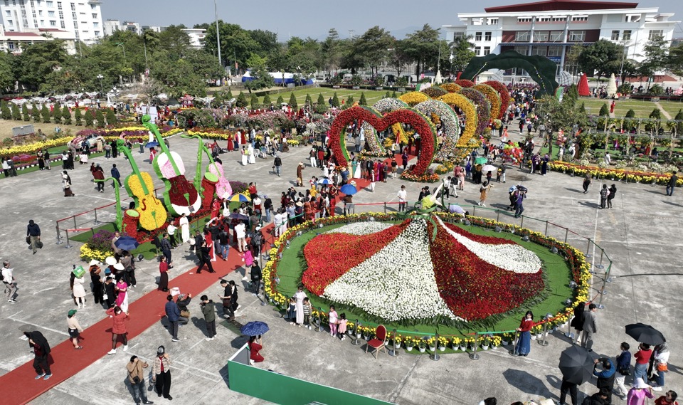 Tại Festival, các nghệ nhân đã sắp đặt, thiết kế theo từng chủ đề với 10 modun chính, 8 tiểu cảnh được trang trí từ các loại hoa của chính mảnh đất Mê Linh.