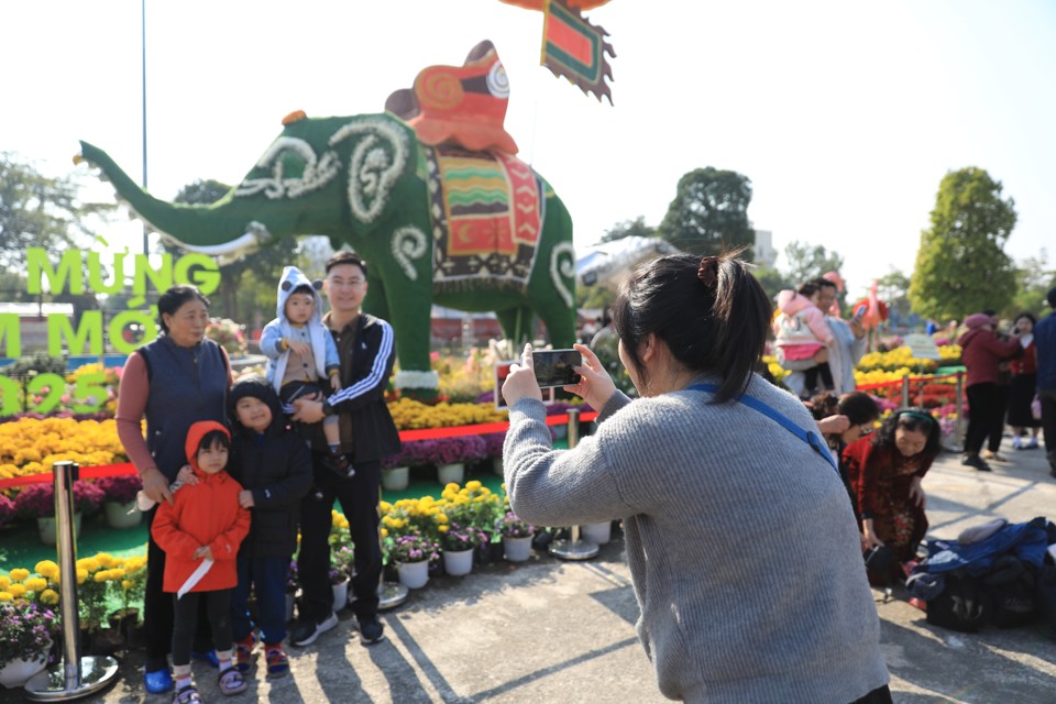 Nhiều gia đình lựa chọn tới Festival hoa Mê Linh tham quan và vui chơi trong dịp cuối tuần.