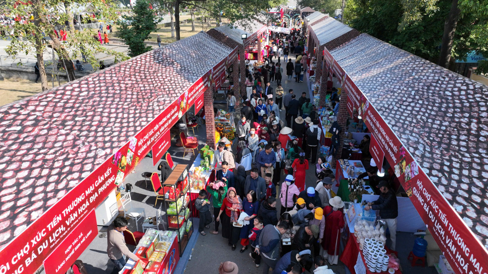 Trong khuôn khổ Festival, UBND huyện Mê Linh phối hợp với Trung tâm Đầu tư, xúc tiến thương mại, du lịch TP Hà Nội tổ chức "Hội chợ xúc tiến thương mại với hơn 100 gian hàng trưng bày.