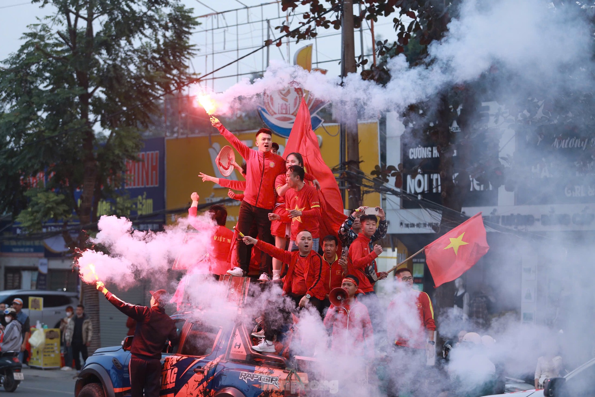 Việt Trì rực đỏ, tiếp lửa cho đội tuyển Việt Nam trong trận bán kết lượt về ảnh 5