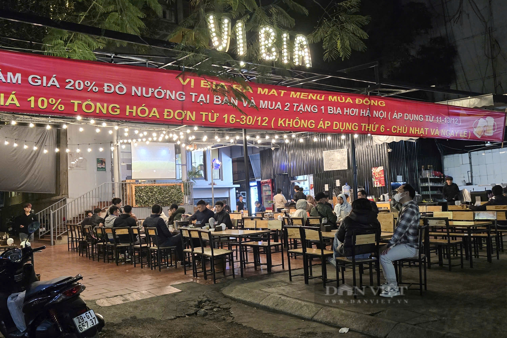 Bất ngờ lượng khách đến các quán nhậu ở Hà Nội cổ vũ đội tuyển Việt Nam và Singapore - Ảnh 4.