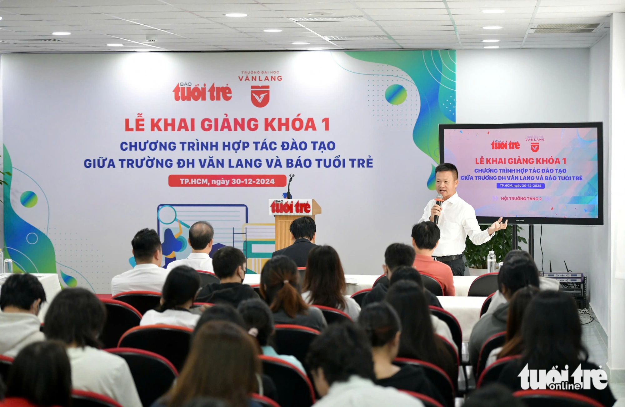 Lần đầu tiên 400 sinh viên Trường đại học Văn Lang học tại tòa soạn báo Tuổi Trẻ - Ảnh 4.