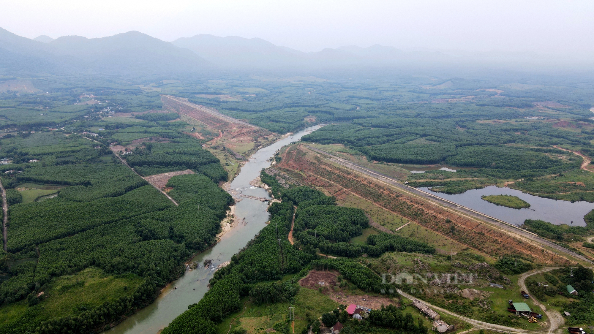 Hà Tĩnh: Đường “độc đạo” xuống cấp nghiêm trọng nhưng không được sửa vì phải chờ dự án hồ chứa nước 1.400 tỷ “đắp chiếu” - Ảnh 4.