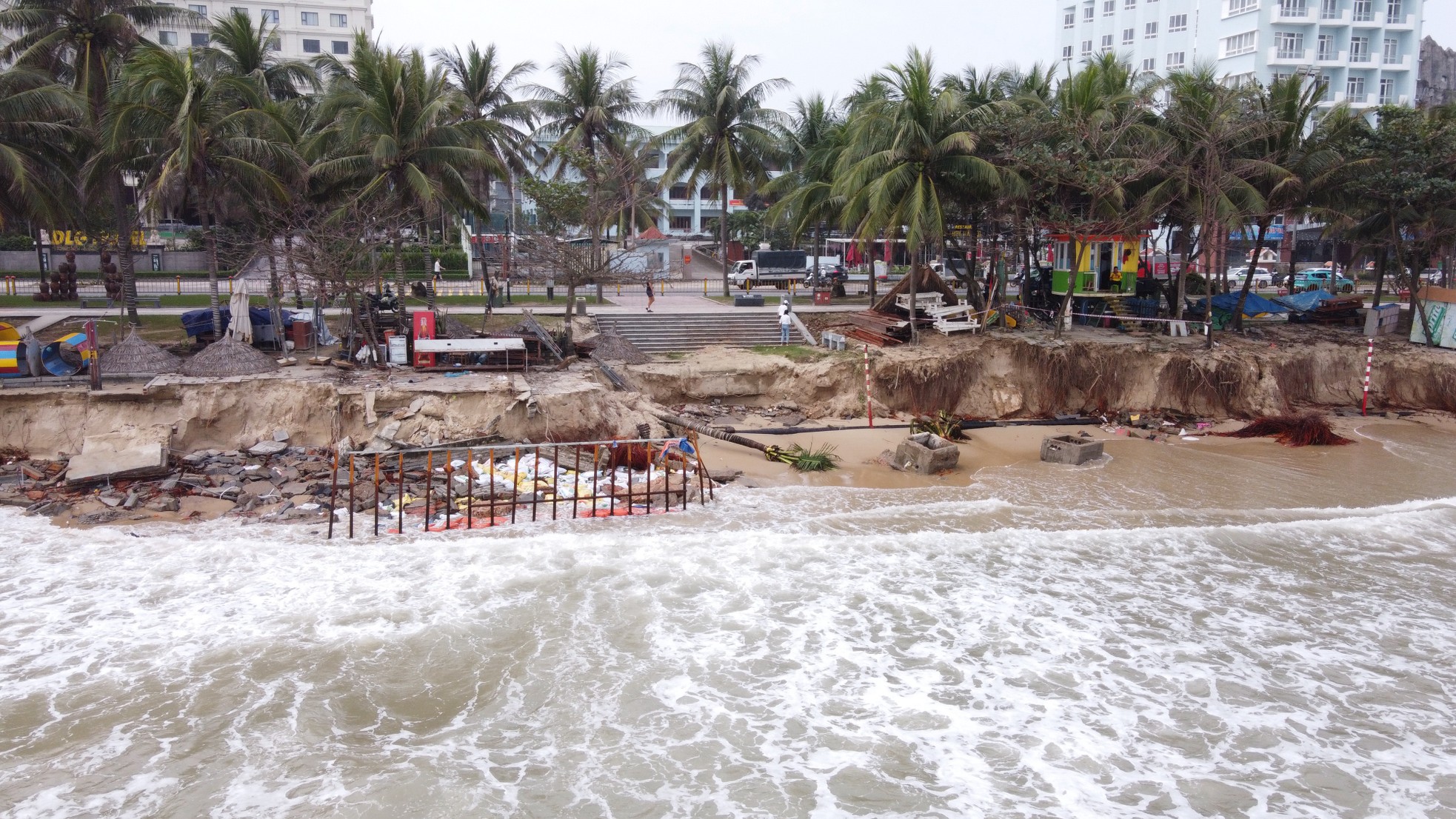 Sạt lở nghiêm trọng ở biển Đà Nẵng, nhiều cửa hàng ki ốt bị sóng đánh sập ảnh 2