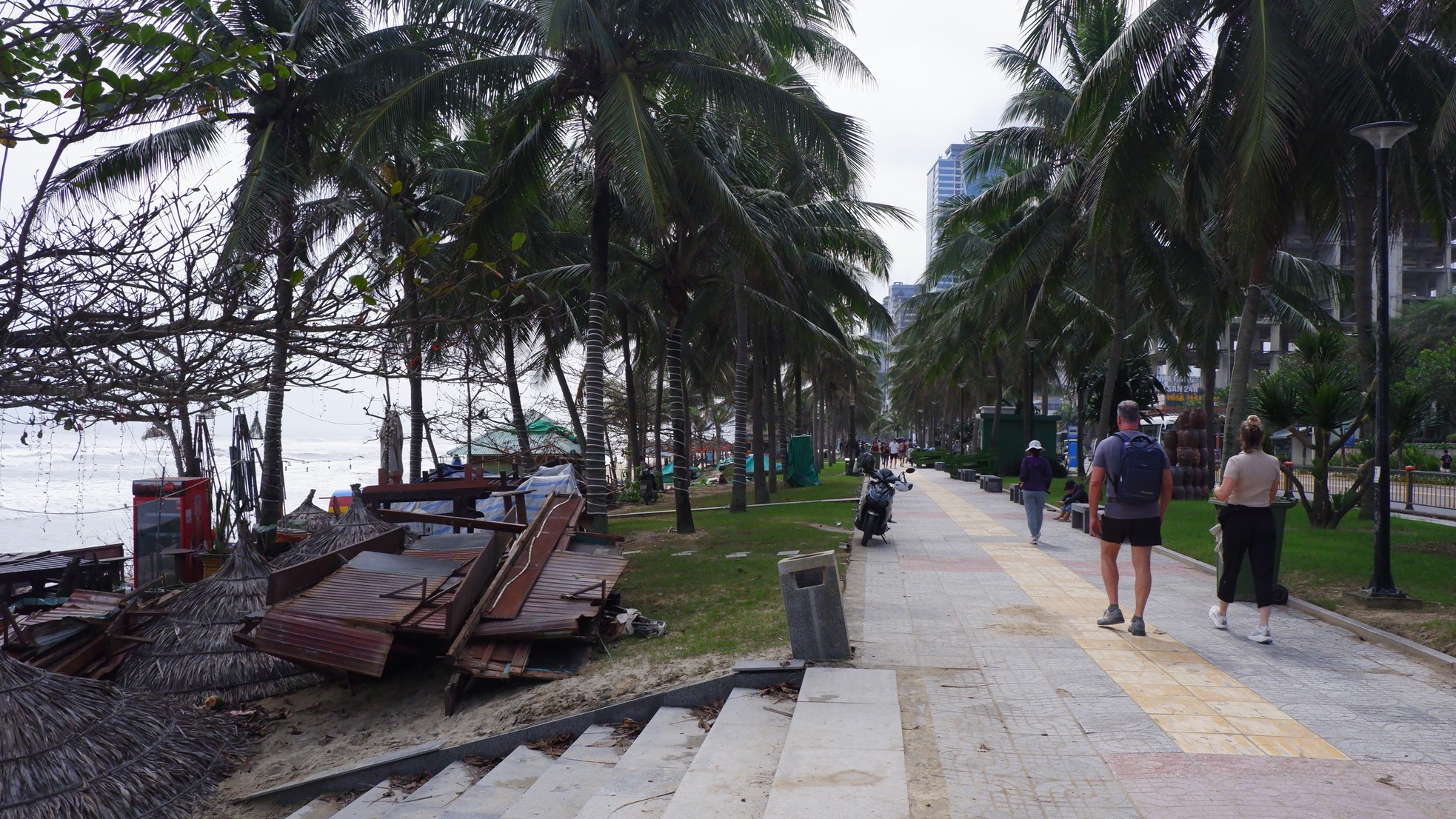 Sạt lở nghiêm trọng ở biển Đà Nẵng, nhiều cửa hàng ki ốt bị sóng đánh sập ảnh 7