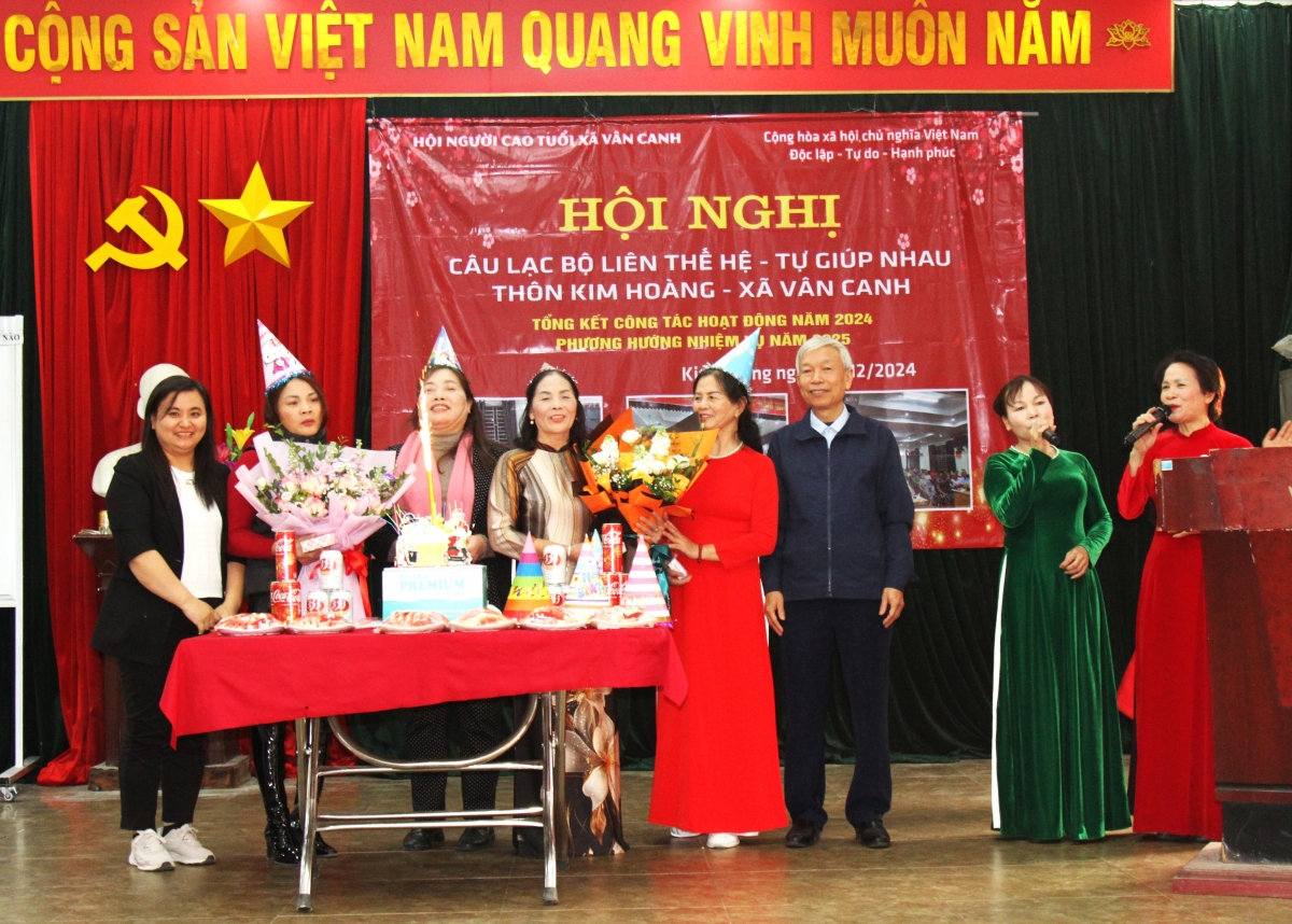 Tặng hoa chúc mừng các thành viên sinh nhật trong tháng 12