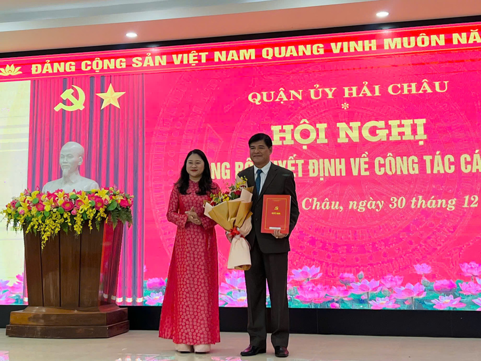 Bà Cao Thị Huyền Trân, đại diện Ban Thường vụ Quận uỷ trao Quyết định và hoa chúc mừng cho ông Nguyễn Mạnh Hưng