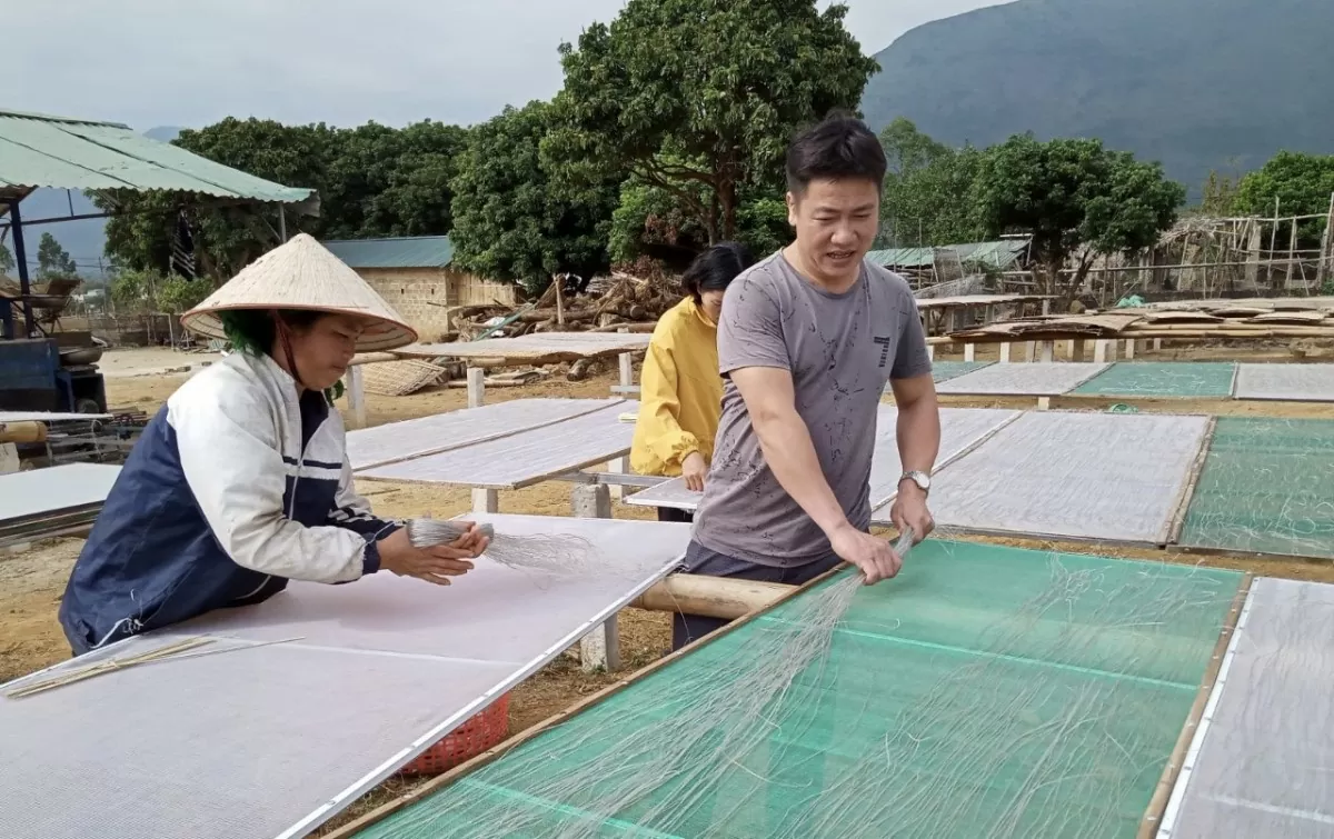 Cơ sở sản xuất miến dong Nhân Đức tạo việc làm cho nhiều lao động địa phương với mức thu nhập ổn định.