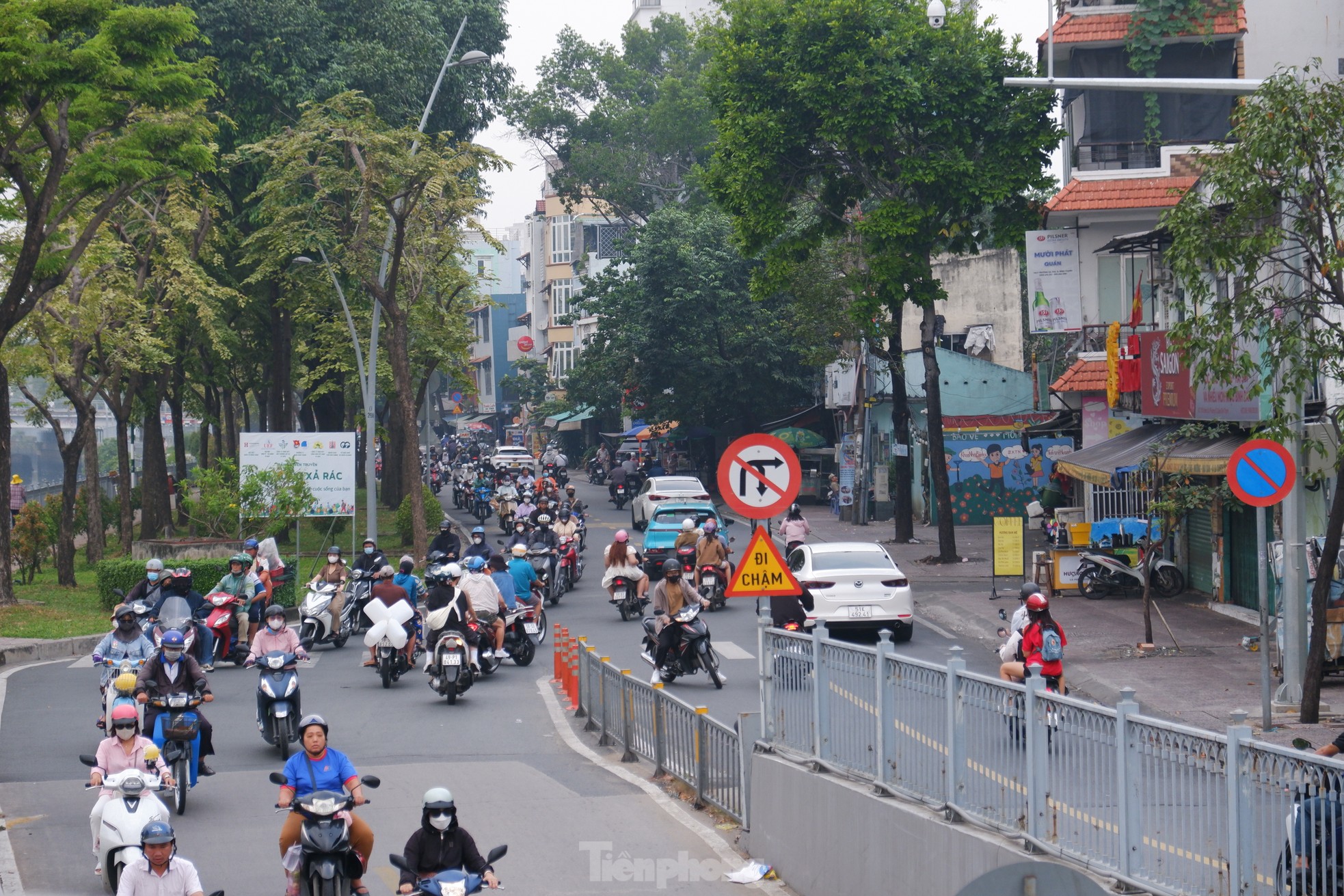 Bầu trời TPHCM mù mịt, khả năng có mưa trái mùa hôm nay ảnh 8