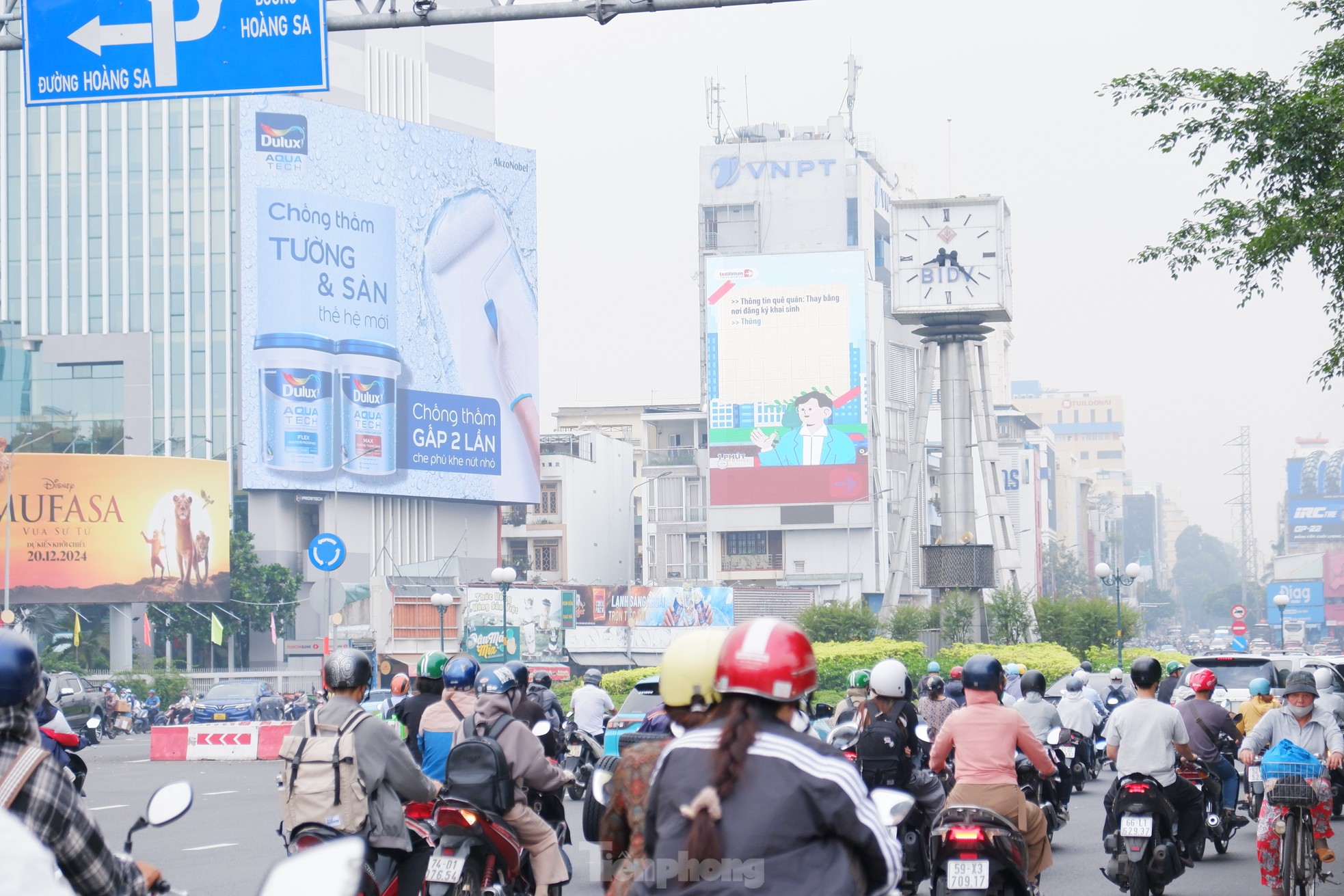 Bầu trời TPHCM mù mịt, khả năng có mưa trái mùa hôm nay ảnh 10