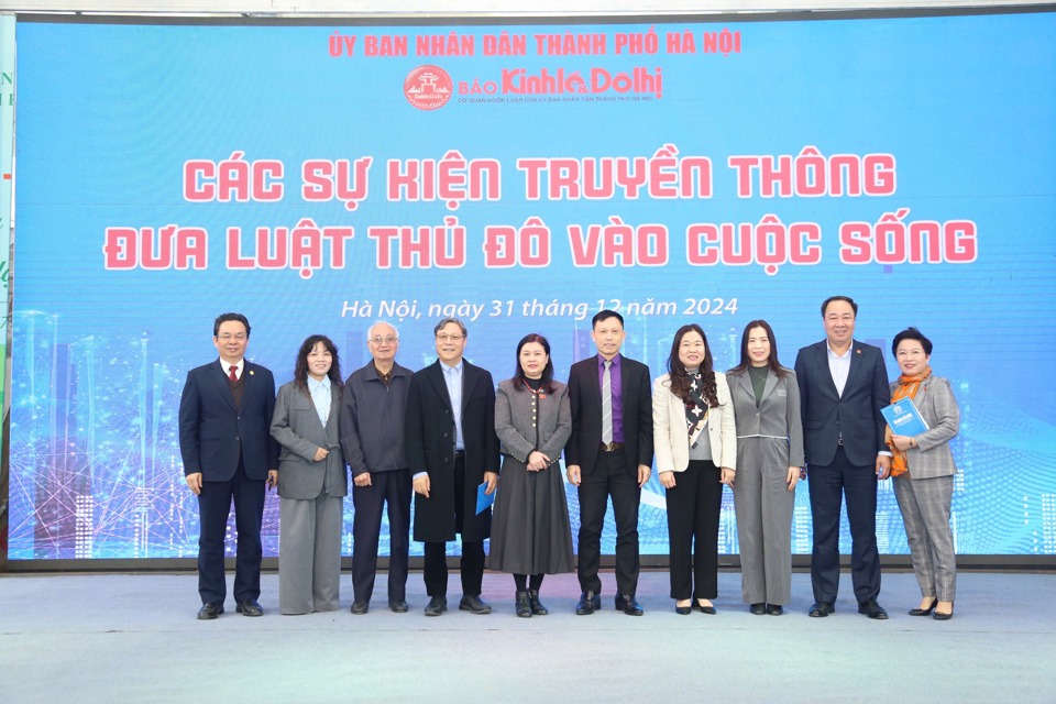 Các đại biểu chụp ảnh lưu niệm tại cuộc khởi động các sự kiện truyền thông đưa Luật Thủ đô vào cuộc sống do Báo Kinh tế & Đô thị tổ chức, ngày 31/12/2024, tại Phố Sách Hà Nội