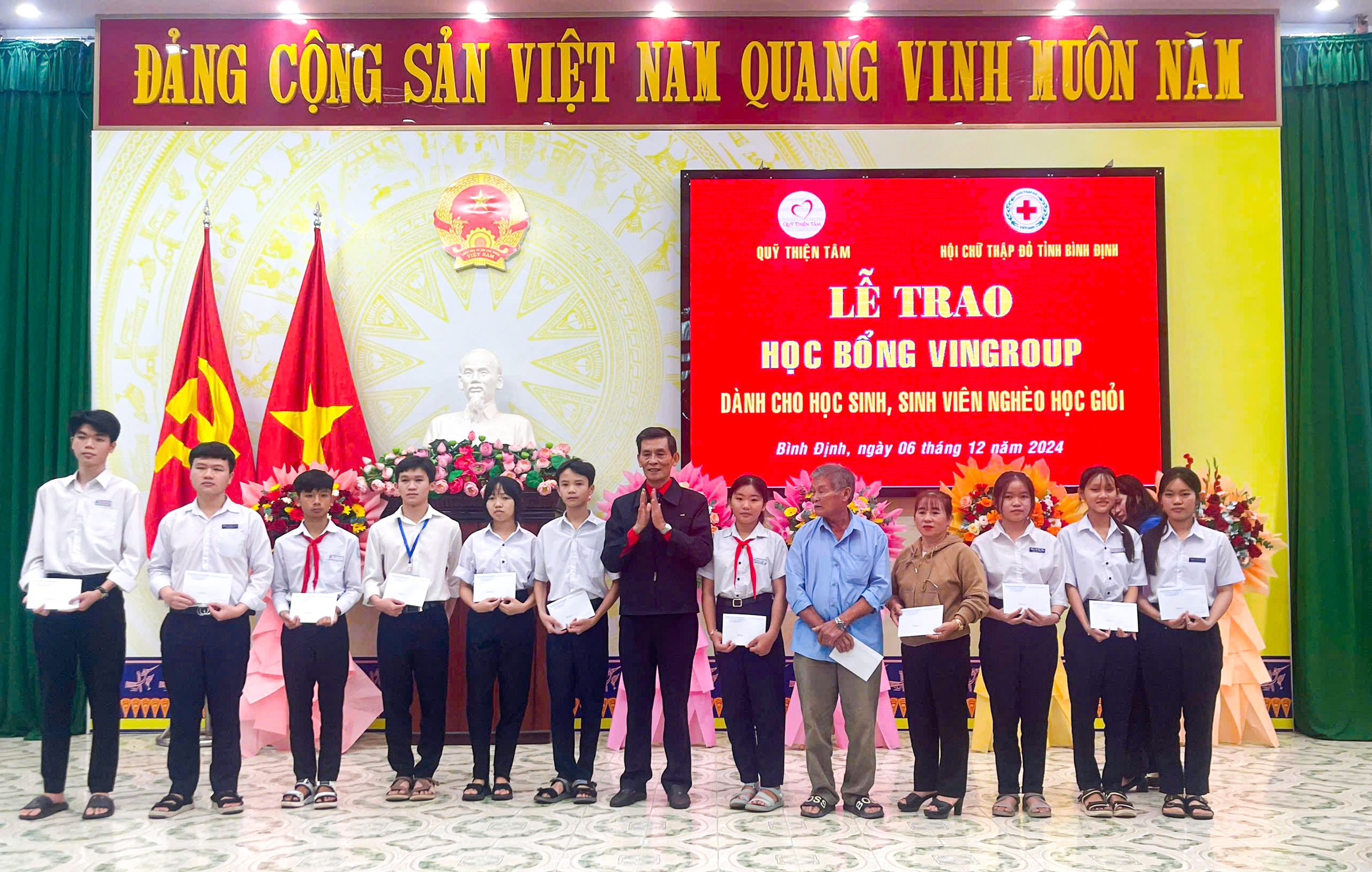 187 học sinh, sinh viên nghèo học giỏi nhận học bổng Vingroup- Ảnh 1.