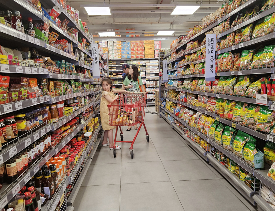 Người ti&ecirc;u d&ugrave;ng mua h&agrave;ng h&oacute;a&nbsp; tại si&ecirc;u thị Co.op Mart trước thềm năm mới 2025. Ảnh: Ho&agrave;i Nam