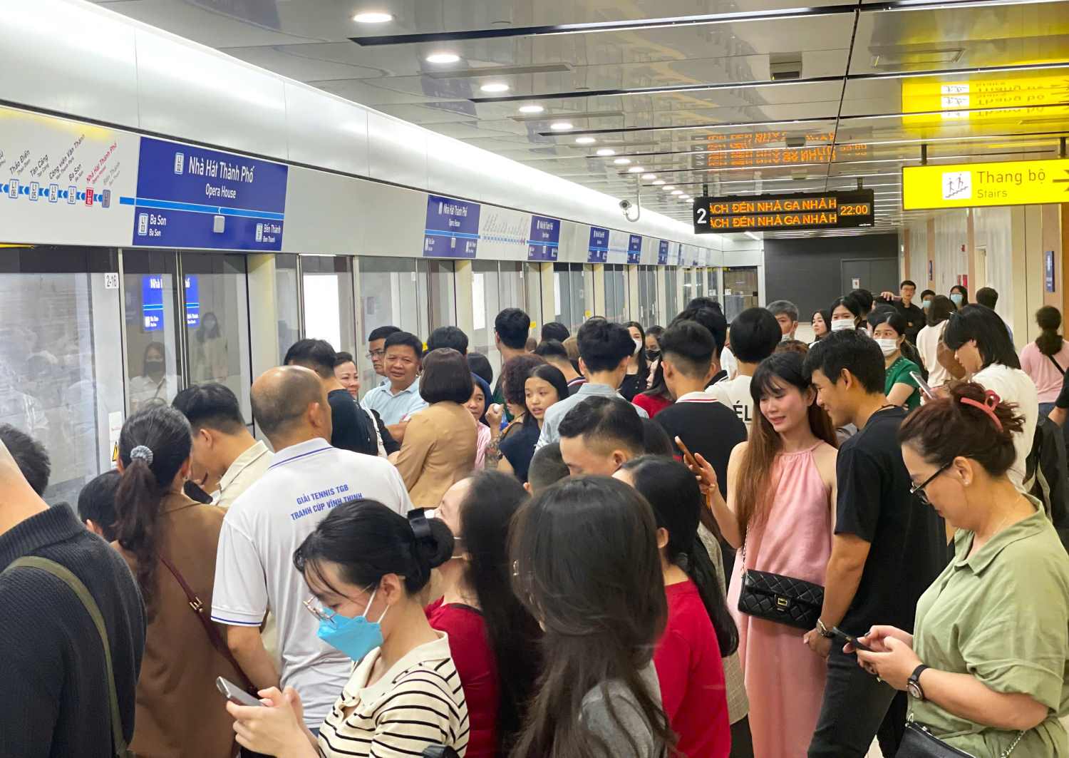 Khách chờ đi tàu Metro số 1 tại ga Nhà hát Thành phố tối 24.12.  Ảnh: Minh Quân