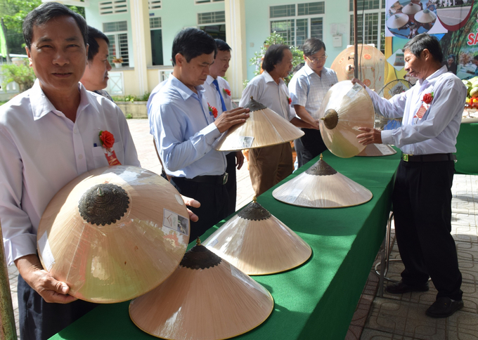 Quan khách thưởng ngoạn nét độc đáo của những chiếc nón ngựa Phú Gia. Ảnh: V.Đ.T.