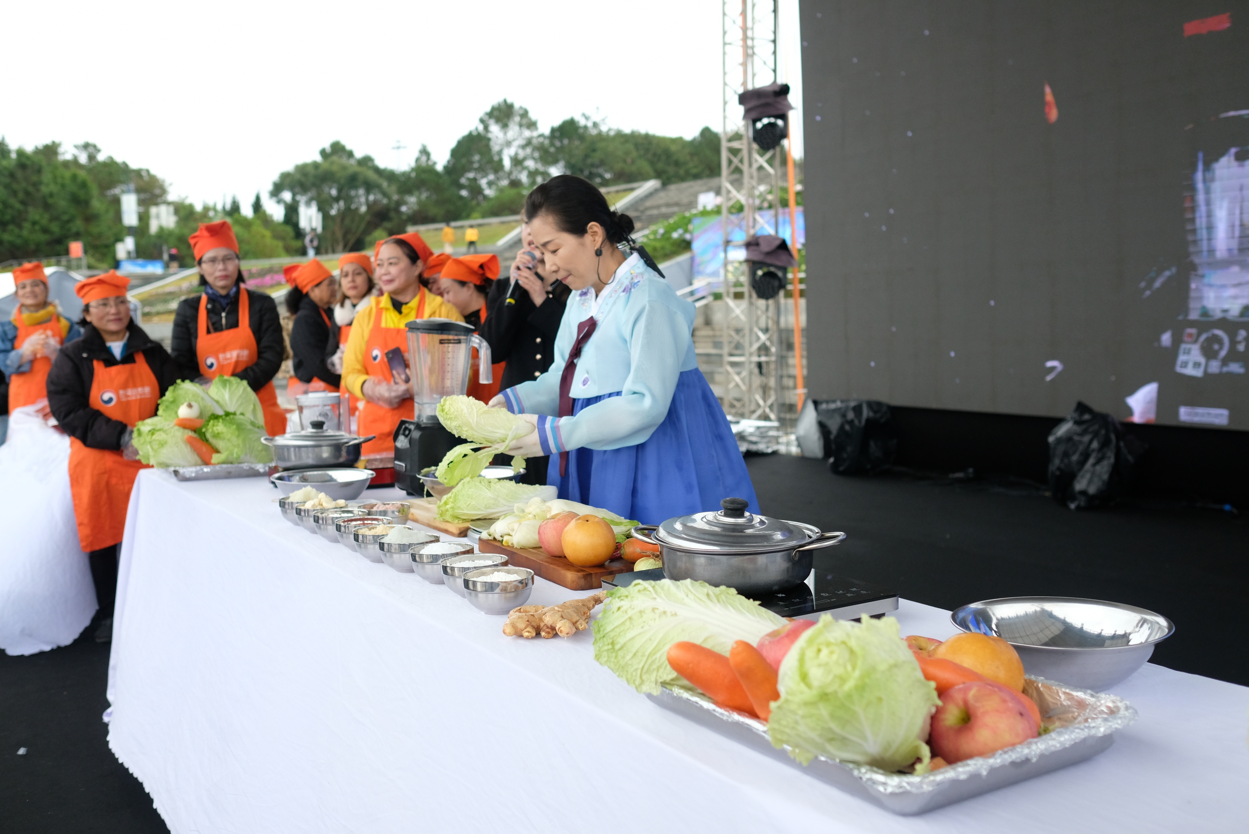 200 người cùng làm kim chi Hàn Quốc tại Đà Lạt- Ảnh 1.