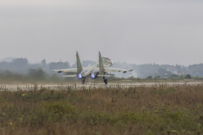 Phi công lái tiêm kích Su-30MK2 quyết tâm đưa hình ảnh Việt Nam vươn tầm thế giới- Ảnh 16.