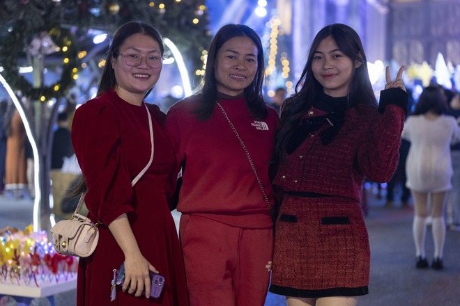 Nhà thờ lung linh trước đêm Noel- Ảnh 7.