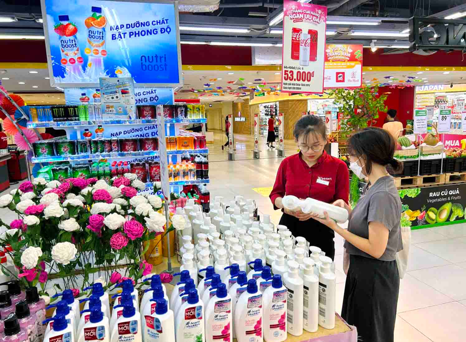 Sản phẩm giảm gi&aacute; 50% tại si&ecirc;u thị Winmart thu h&uacute;t người ti&ecirc;u d&ugrave;ng mua sắm. Ảnh: Ho&agrave;i Nam