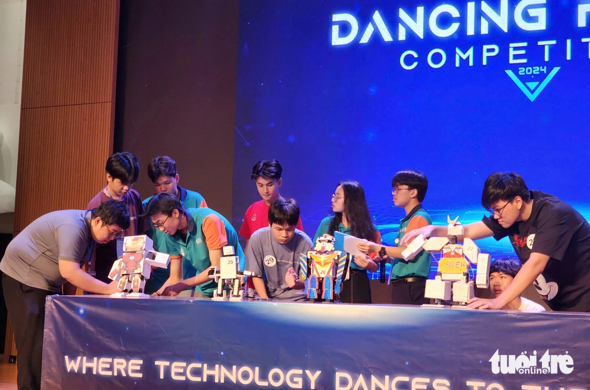 30 đội sinh viên tranh tài tại cuộc thi Dancing robot - Ảnh 1.