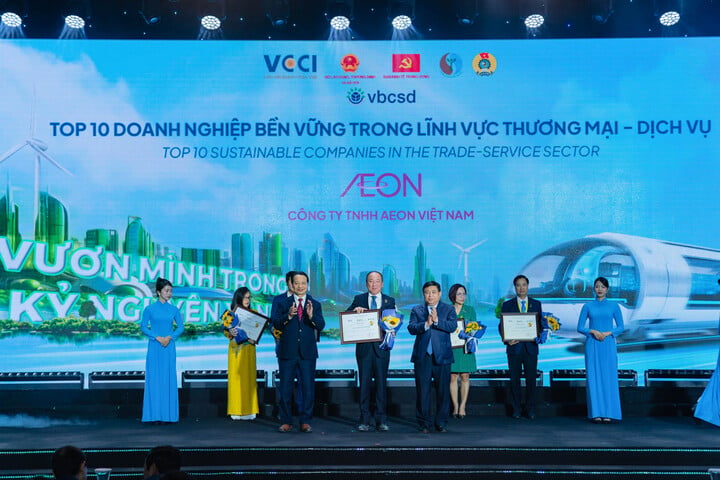 Tổng Giám đốc AEON Việt Nam nhận danh hiệu Top 3 doanh nghiệp bền vững - lĩnh vực Thương mại Dịch vụ.