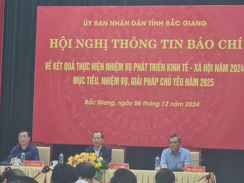 Ông Mai Sơn - Quyền Chủ tịch UBND tỉnh Bắc Giang chủ trì Hội nghị. (Ảnh: Minh Hữu)