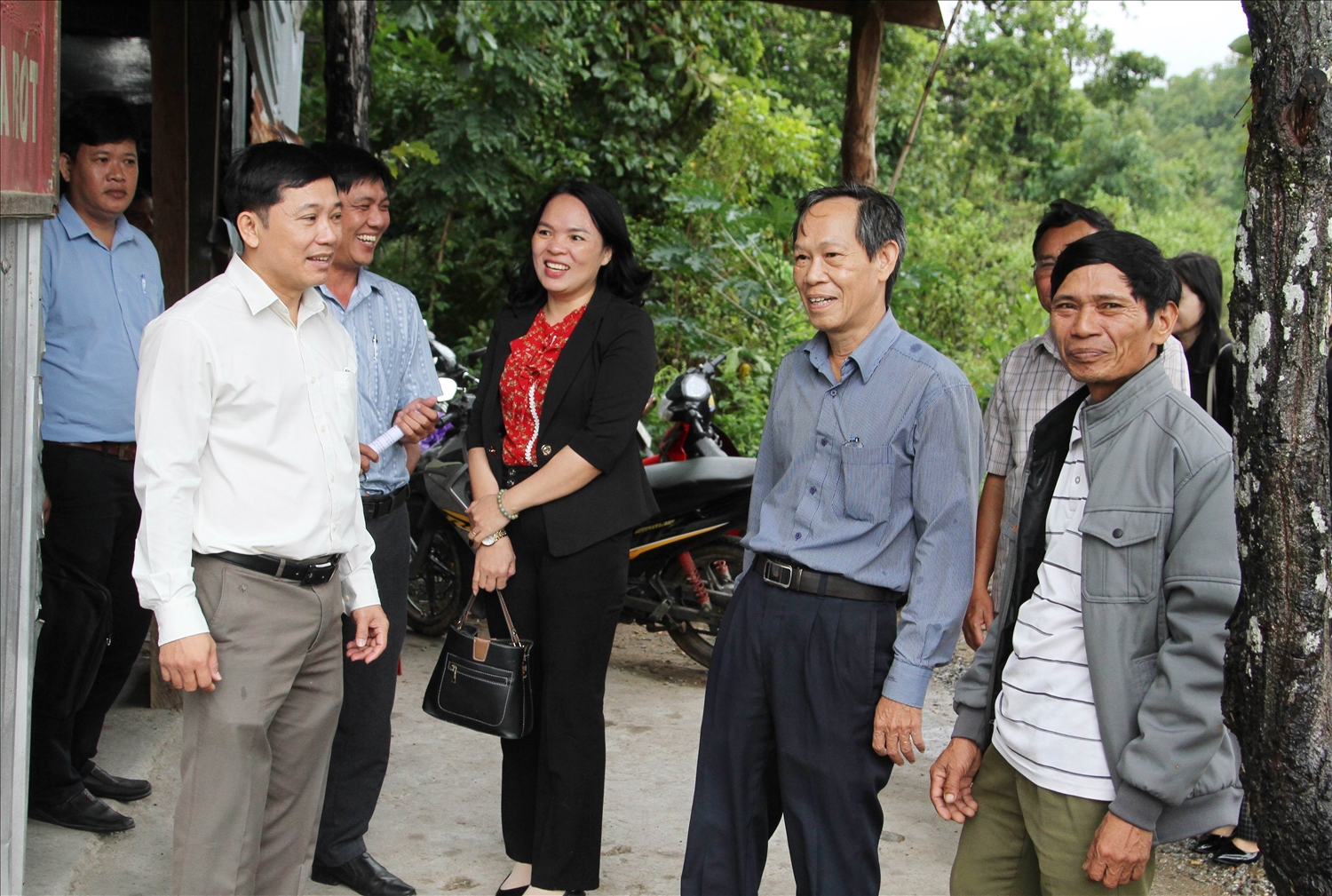 Ông Bạch Văn Dương, Phó Trưởng Ban Dân tộc tỉnh Ninh Thuận (áo trắng bìa trái) cùng các thành viên Đoàn giám sát trao đổi với hộ dân tại chốt bảo vệ rừng thôn Gia Rót, xã Ma Nới, huyện Ninh Sơn. 