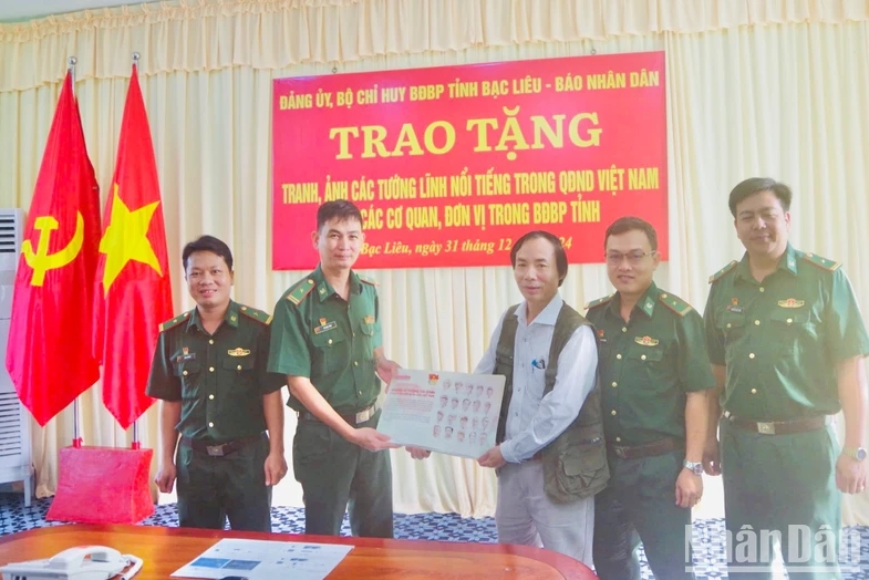 bao nhan dan trao tang bo tranh 20 vi tuong tai danh den bo doi bien phong tinh bac lieu hinh 1