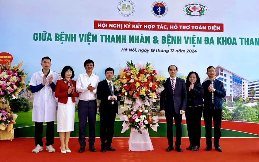 Lãnh đạo Sở Y tế Hà Nội tặng hoa chúc mừng việc ký kết hợp tác giữa hai Bệnh viện.