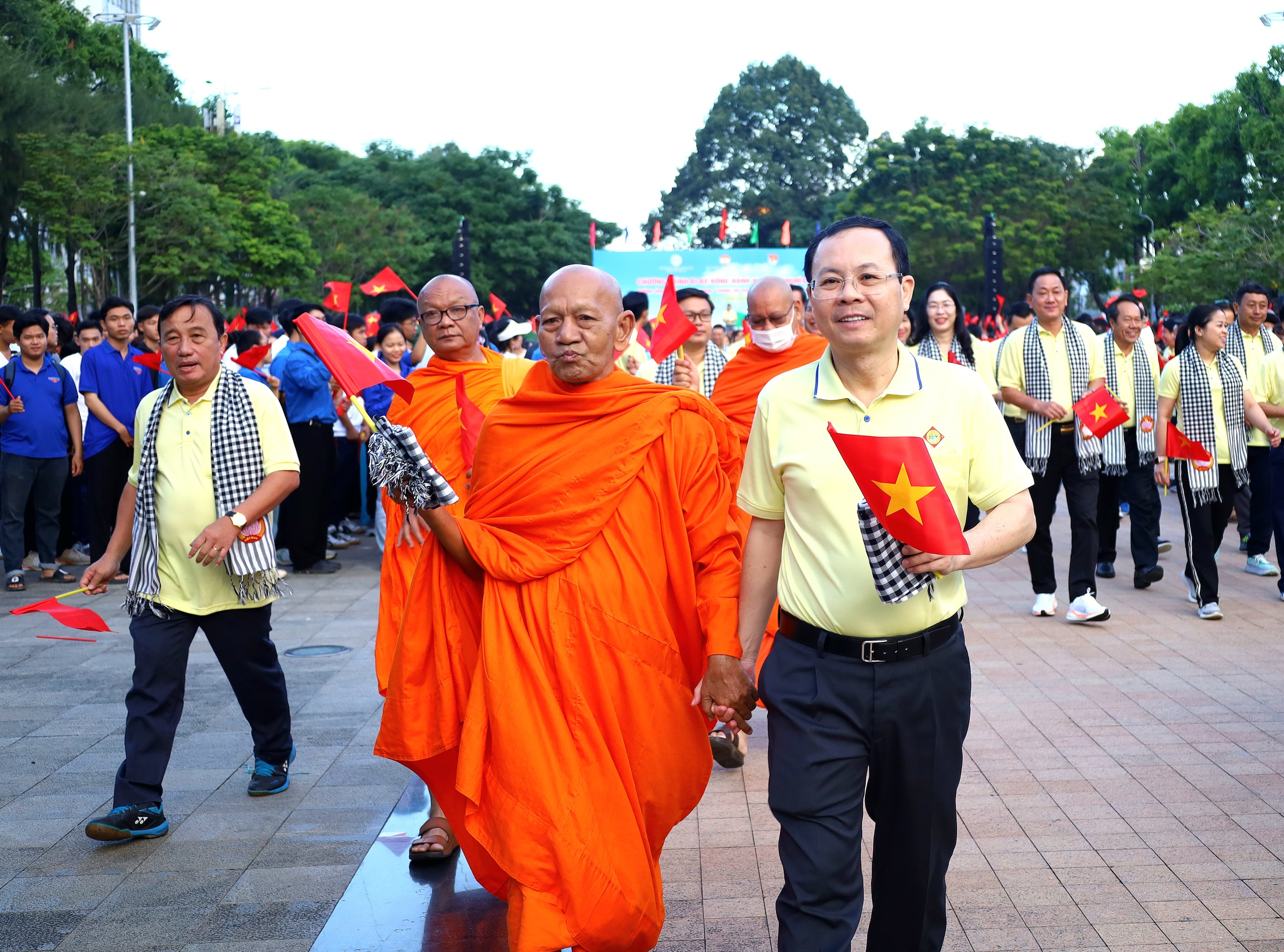 Bí thư Thành ủy Cần Thơ đi bộ đồng hành vì người nghèo- Ảnh 1.