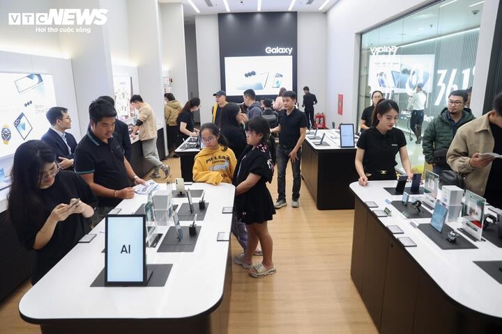 Nằm trong chuỗi cửa hàng trải nghiệm Samsung chính hãng tại Việt Nam, SamCenter Aeon Mall Long Biên là cửa hàng trải nghiệm thứ 33 được mở bán.