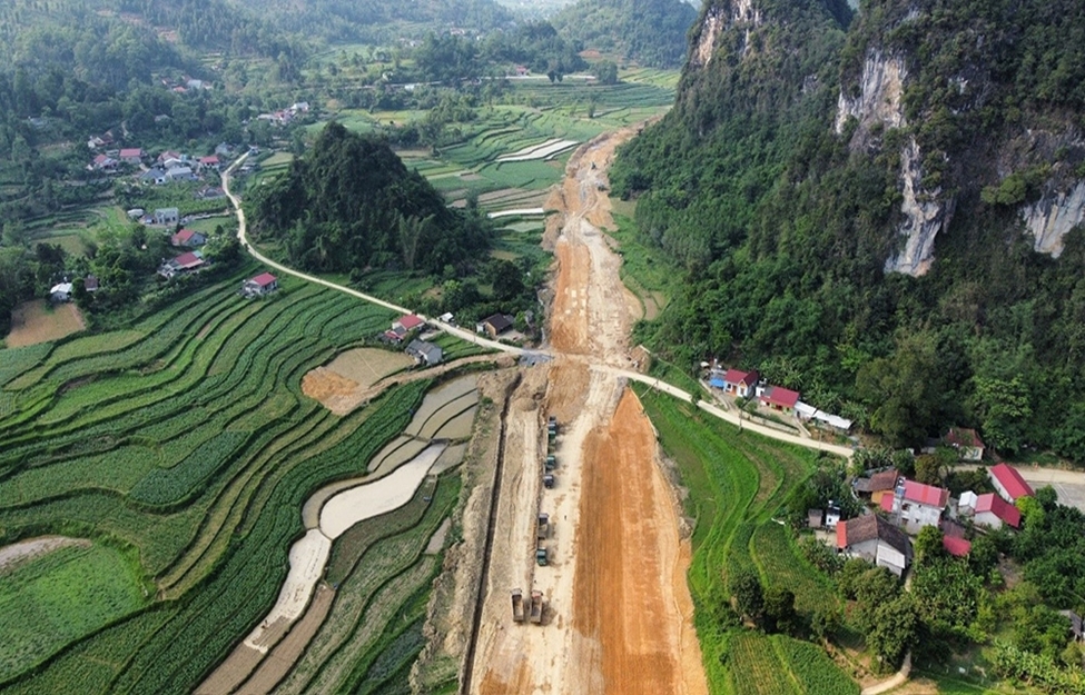 (Ban Chuyên đề - CĐ BDT Cao Bằng) Phát triển giao thông nông thôn ở Cao Bằng: Thông “huyết mạch” để phát triển vùng đồng bào DTTS