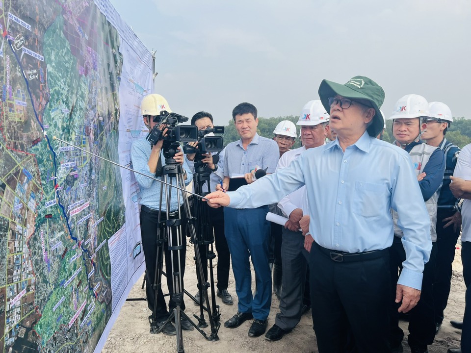 Bí thư Tỉnh ủy Nguyễn Văn Lợi khảo sát tiến độ dự án cao tốc TP Hồ Chí Minh - Thủ Dầu Một - Chơn Thành, ngày 27/12.