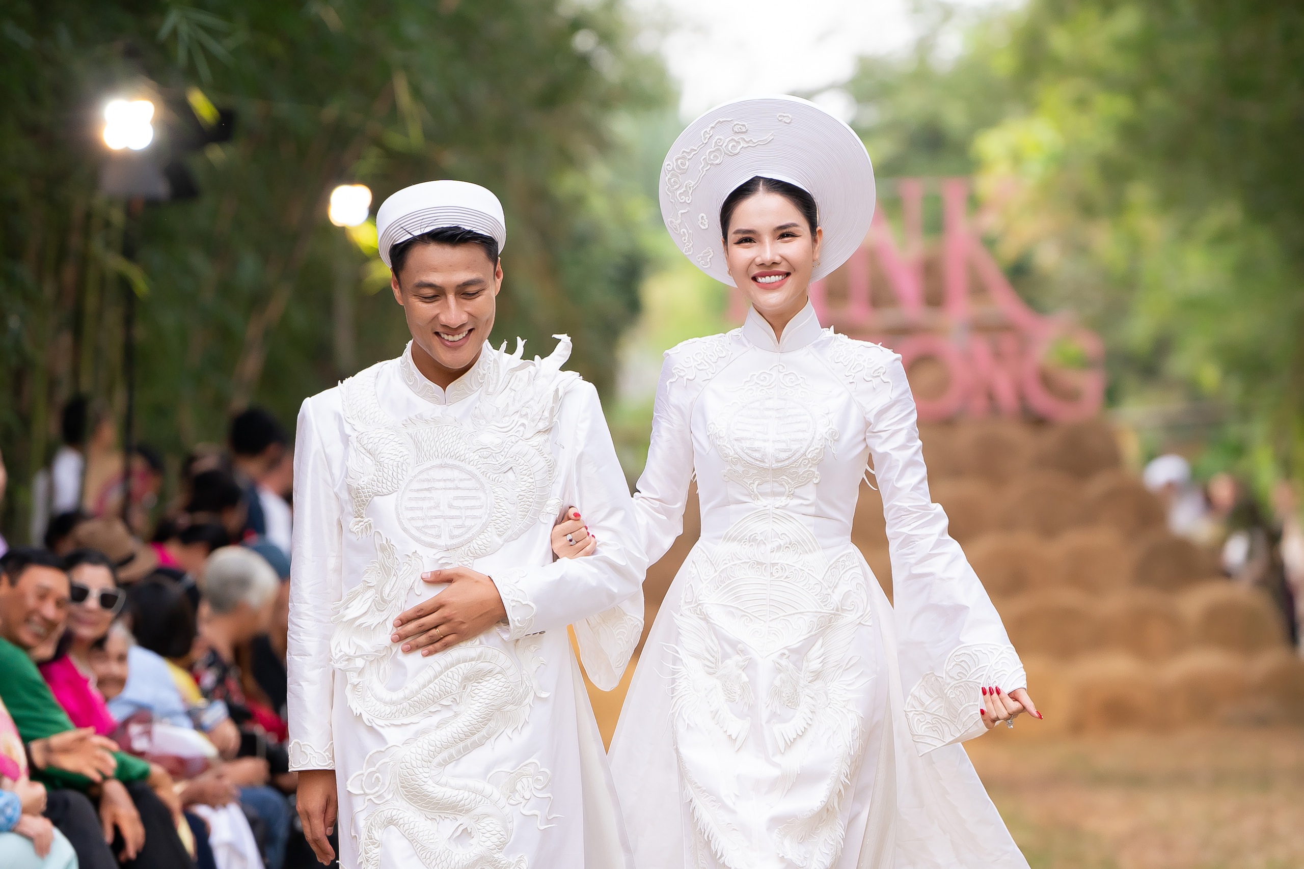 Pemain bola sepak Mac Hong Quan dan isterinya membuat persembahan dengan gaun pengantin di pulau itu - Foto 1. Cầu thủ Mạc Hồng Quân cùng vợ diễn áo cưới bên cồn- Ảnh 1.