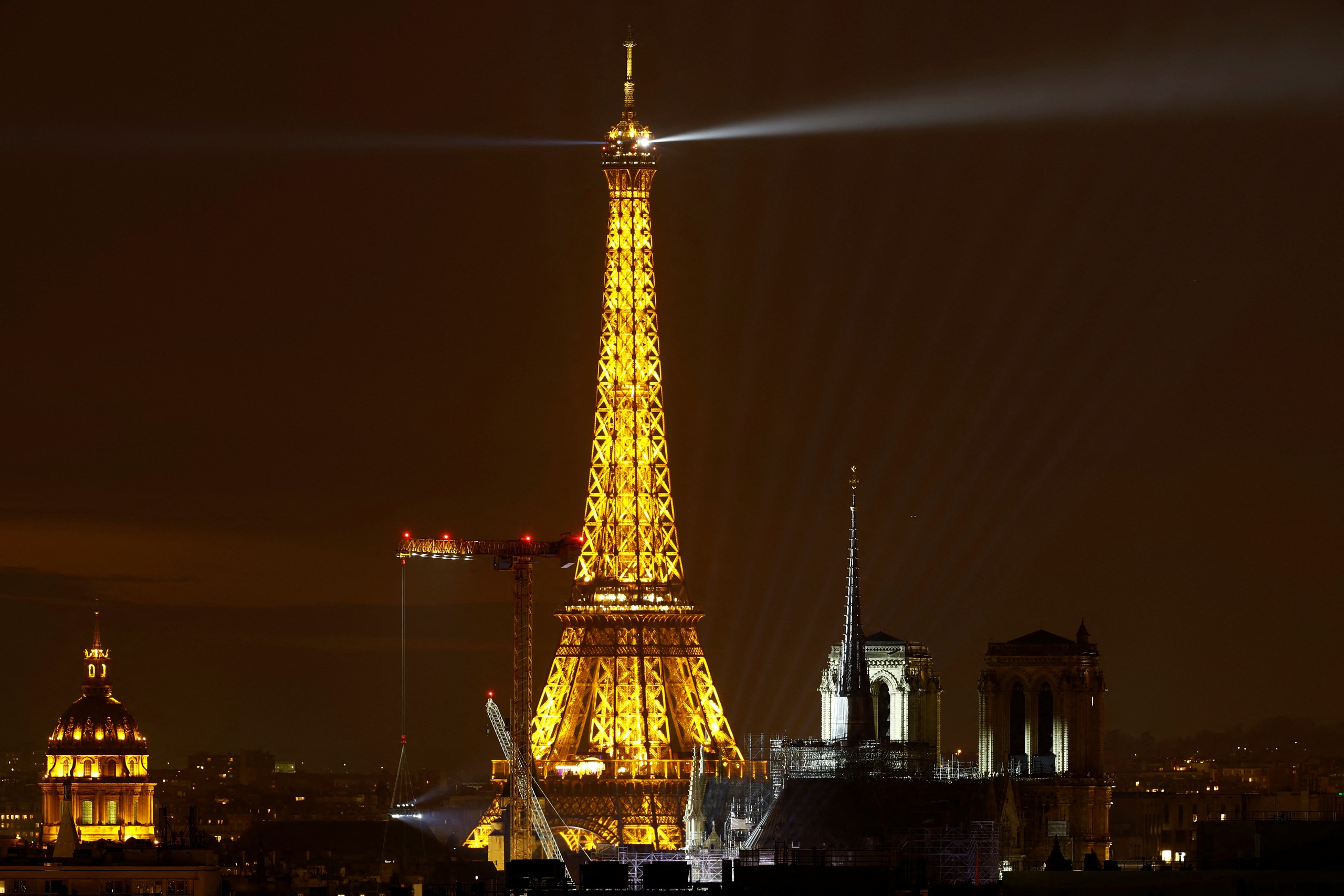 Cháy tại tháp Eiffel, khoảng 1.200 du khách được sơ tán- Ảnh 1.