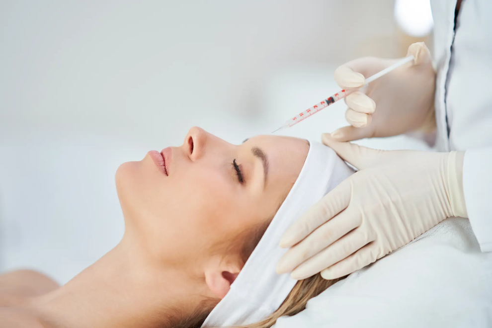 Chi tiền tiêm botox trẻ hóa, Gen Z vô tình biến mình thành... người già - 1