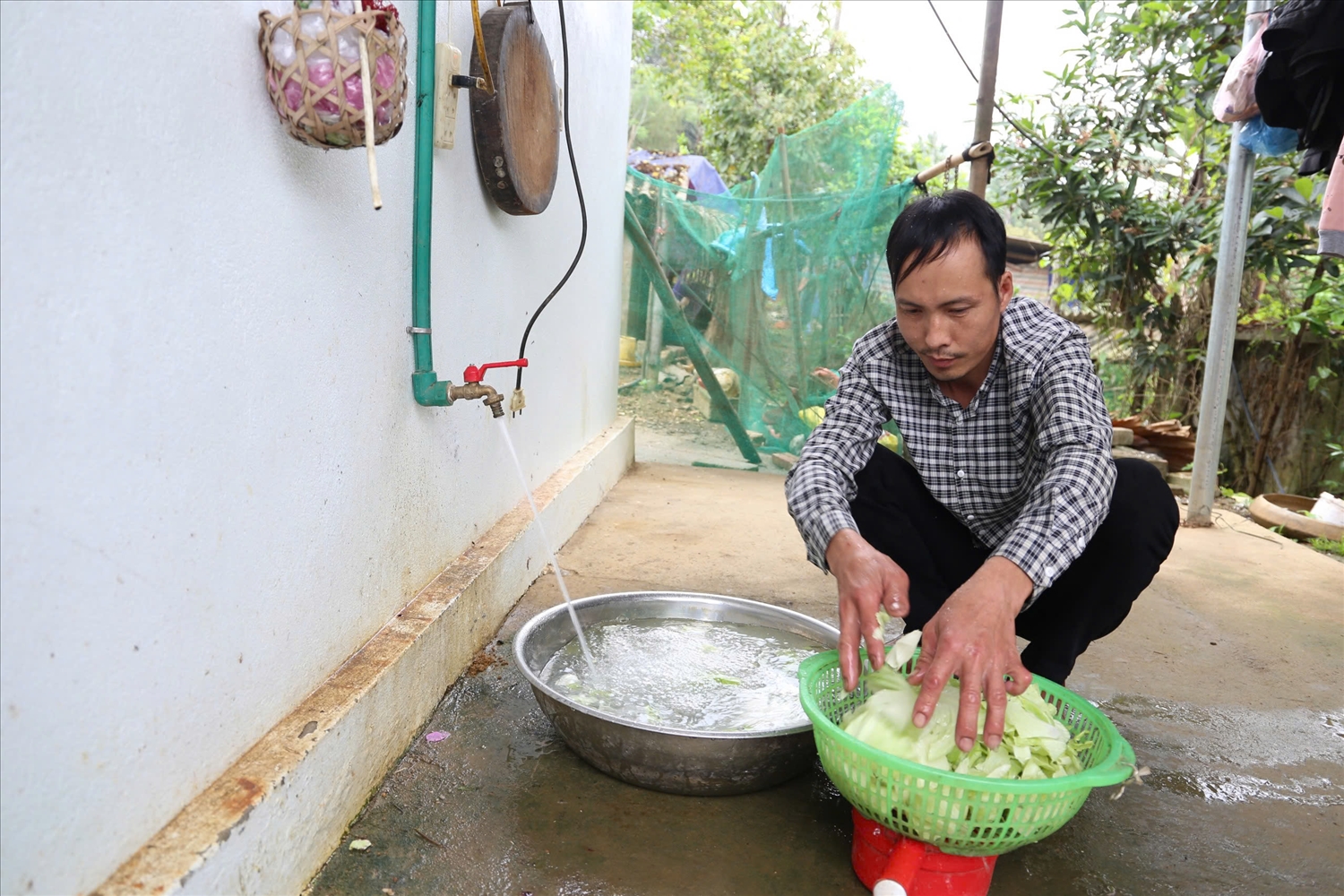 Niềm vui của anh Bế Văn Hứa, thôn Nà Nẻm, xã Xuân Quang khi sử dụng nguồn nước đảm bảo vệ sinh trong sinh hoạt của gia đình