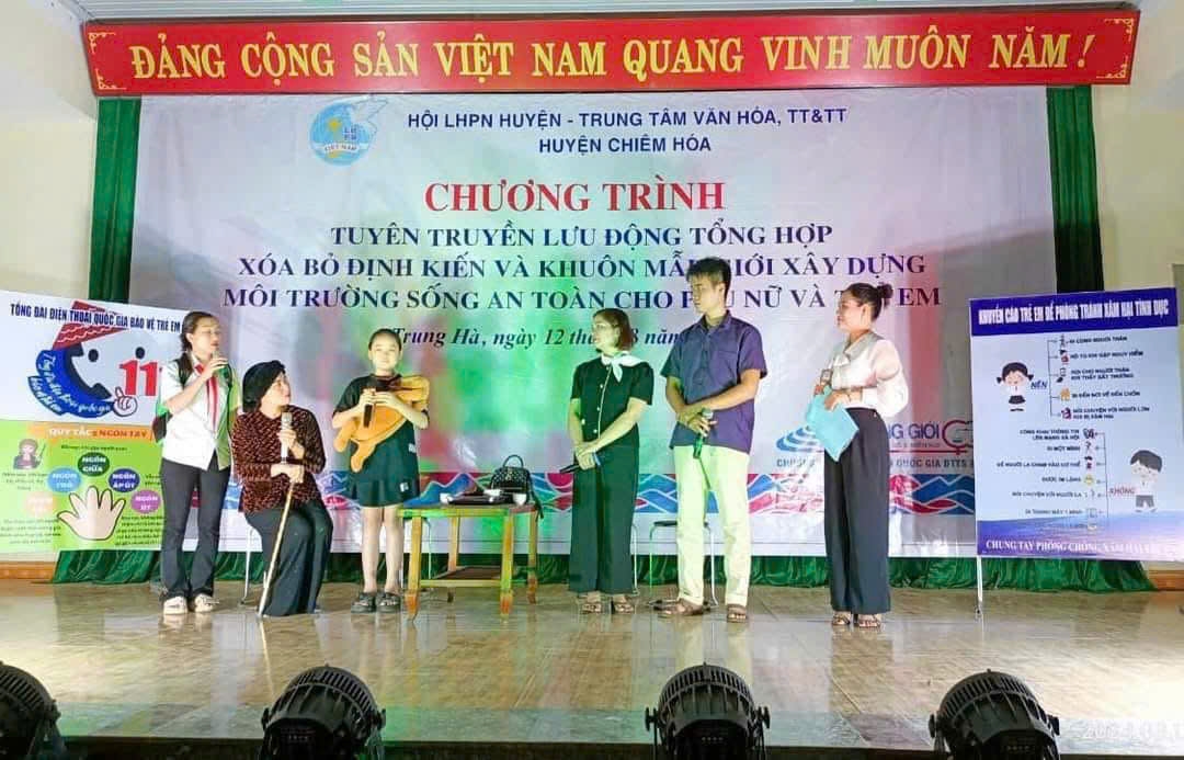 Một tiết mục văn nghệ tham gia tuyên truyền lưu động lưu động xóa bỏ định kiến và khuôn mẫu giới xây dựng môi trường sống an toàn cho phụ nữ và trẻ em.