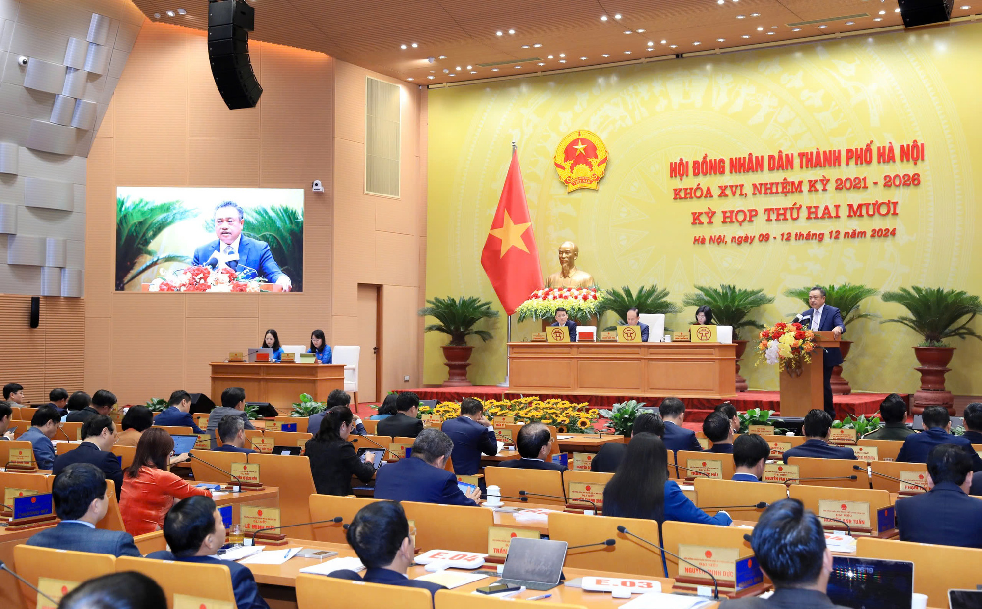 Chủ tịch Hà Nội: 'Nhiều hôm trời trong veo mà chất lượng không khí lại xấu, tôi cũng không hiểu' - Ảnh 1.