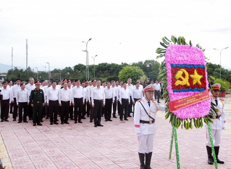 [Chùm ảnh] Tổng Bí thư Tô Lâm dâng hương tại Nghĩa trang Liệt sỹ tỉnh Ninh Thuận