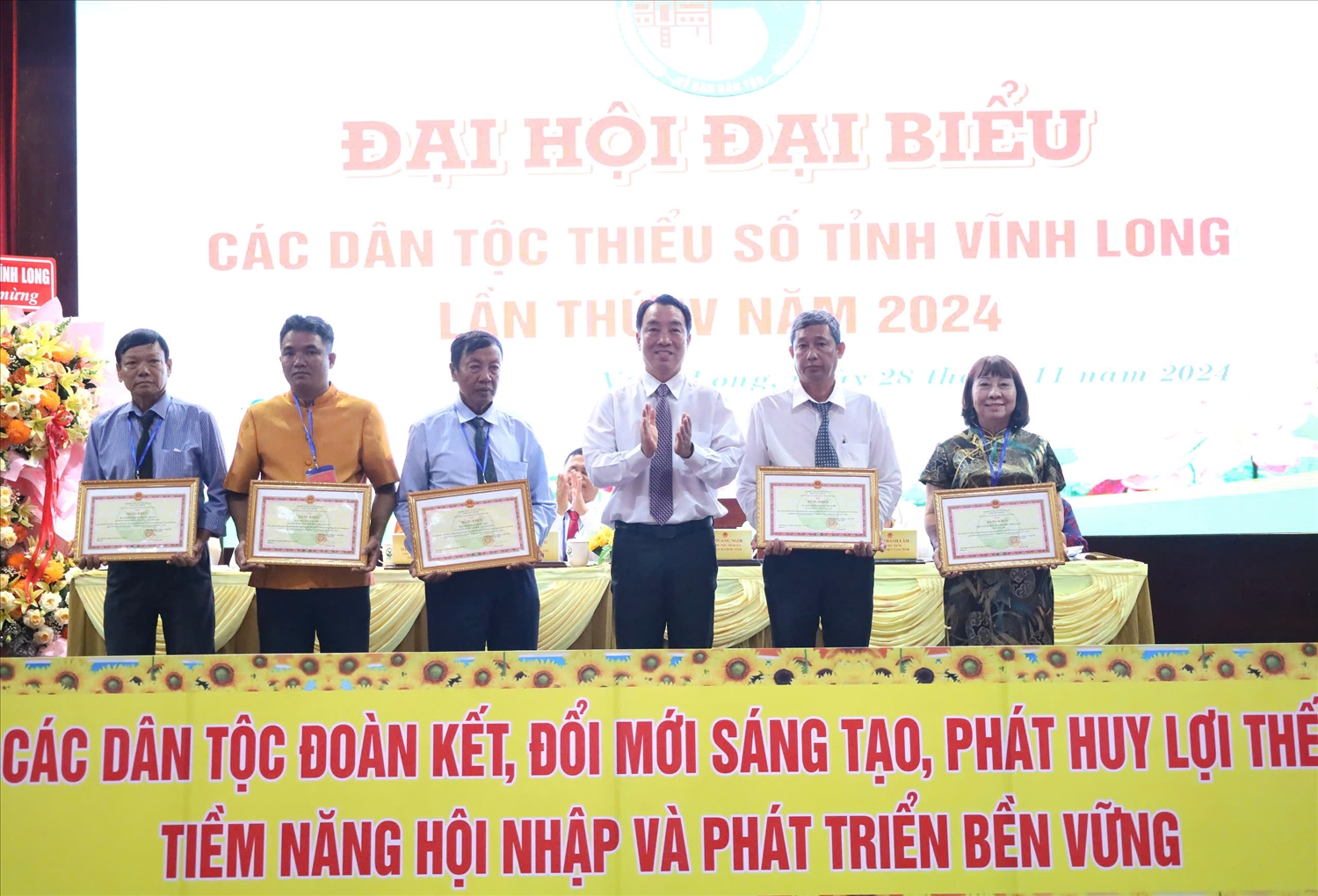 Triển khai thực hiện tốt chính sách dân tộc trong giai đoạn 2019 - 2024, đã có nhiều tập thể và cá nhân được chủ tịch UBND tỉnh Vĩnh Long tặng Bằng khen 